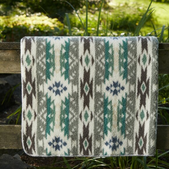 Luxe Home Decor Classic Faux Fur Throw | 1-Piece | Navajo print - grey | 50"x60" - Picture 5 of 11